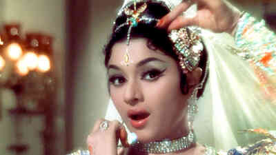 Chham Chham Ghunghroo Bole