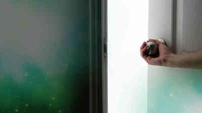 Ghar Se Nikalte Waqt