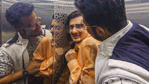 Tasveer Ek Katal Anek